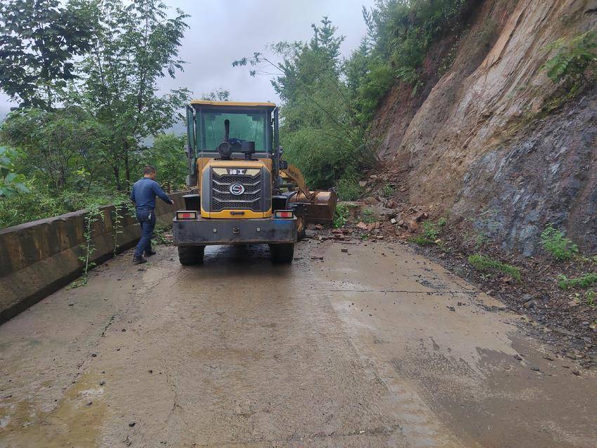 干群齐心抢修路 全力以赴保畅通.docx