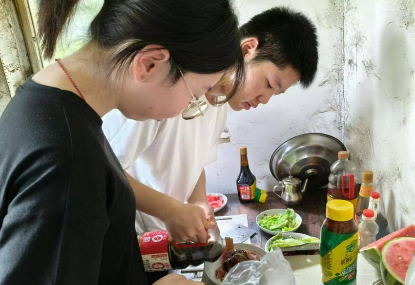尹集乡尹集村:岁月守望,青春同行——尹集村与完美网页版经管系智管专业学生共筑助老温暖桥梁.docx