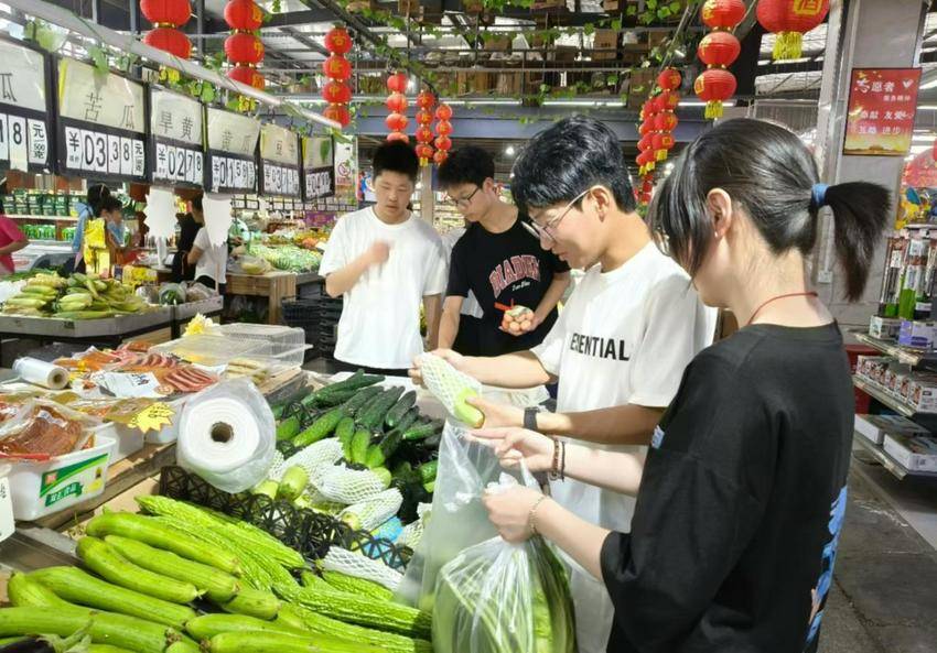 尹集乡尹集村:岁月守望,青春同行——尹集村与完美网页版经管系智管专业学生共筑助老温暖桥梁.docx