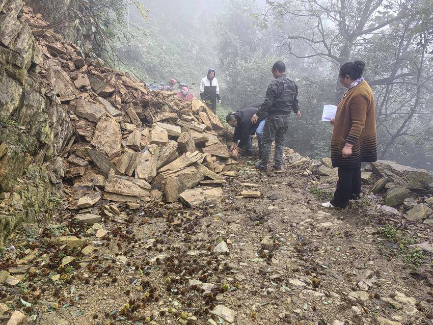 干群齐心抢修路 全力以赴保畅通.docx