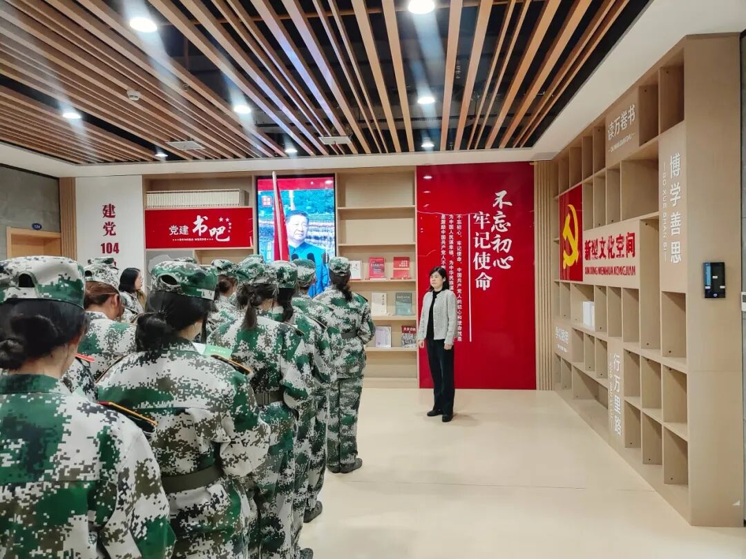 参观党建学习区 参观党建学习区